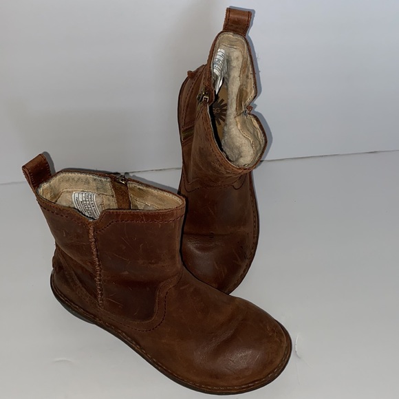 UGG s/n 1004177 boots ankle leather size 7 great condition. - Picture 3 of 14